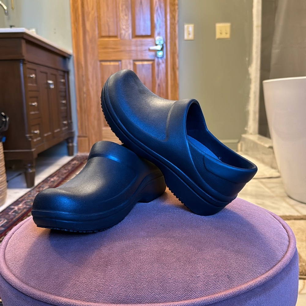 Crocs dual comfort clogs